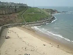 Песчаный пляж залива Короля Эдуарда (англ. King Edwards Bay).Вид со стороны замка