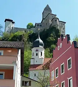 Вид замка снизу