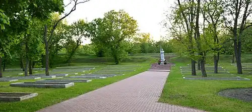 Памятник жертвам фашизма (Екатерининский бастион, братские могилы, являющиеся зарытыми траншеями с телами)