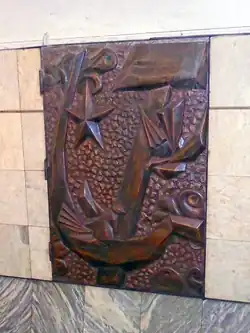 Медальон на путевой стене западного зала, изображающий серп и молот.9 января 2015 года