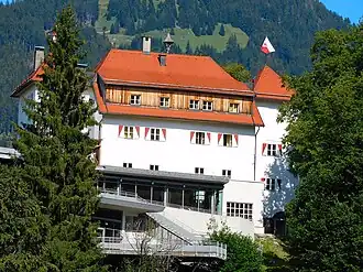 Вид замка на фоне гор