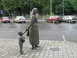 Скульптура «Прощание» на привокзальной площади