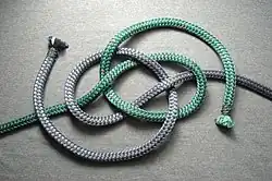 ходовые концы обогнуть вокруг узла перед коренными