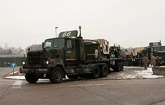 Солдаты 66-й транспортной роты проводят перевозку военной техники 1-1 ПД на седельных тягачах M916A2 в Гроббендонке, Бельгия, 25 января 2019 года.