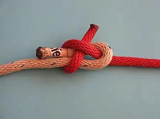 Шкотовый узел, ткацкий узел, сеточный (сетевой узел), флаговый узел, гачный узел.Профессиональный У. для соединения 2х тросов.