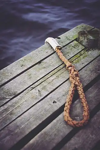 Сплесни,например, «простой огон» (постоянное соединение) сращивает трос без узлов — более прочное соединение, чем узел (временное соединение)