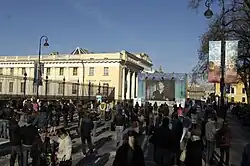 Площадка на открытом воздухе, в архитектурных "декорациях" Площади Искусств