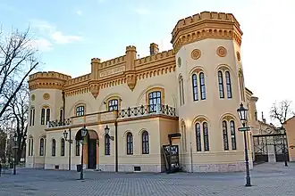 Главный корпус университета