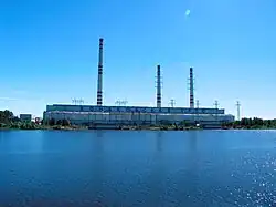 Две дымовые трубы Конаковской ГРЭС используются также в качестве опор ЛЭП