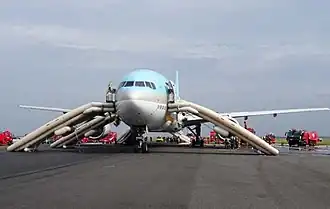 Пострадавший самолёт после эвакуации
