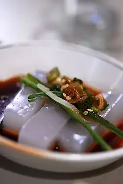 Чхонъбомук, желе из крахмала бобов мунг.