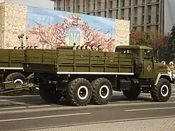 КрАЗ-6322, буксирующий артиллерийское орудие во время военного парада в День независимости в Киеве, 2008 год