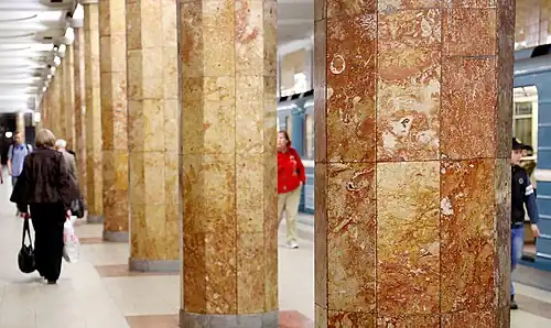 «Окаменелости» на одной из колонн.26 мая 2017