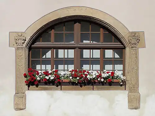 Обрамление окна мэрии