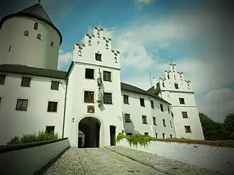 Ворота, ведущие во внутренний двор