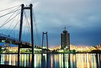 Мост и район Стрелки в вечернее время (вид с острова Татышев)