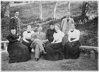 Групповая фотография Крузенштернов и Миддендорфов на мызе Хаггуд (Хагуди) Раплаского прихода, 1890-е годы