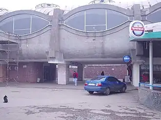 Вход на станцию (расположен под перроном)