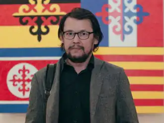 Куаныш Базаргалиев с серией своих работ «Когда все флаги были казахские»