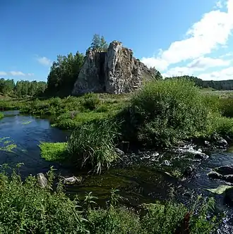 Скала на реке около деревни Кашиной