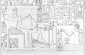 Дедун (слева) коронует Тутмоса III. Барельеф из храма в Семне, Нубия.