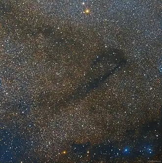 Туманность LDN778. 8 Лисички — более слабая из двух ярких звёзд в самом верху