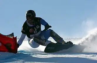 Сноубордист на соревнованиях по слалому