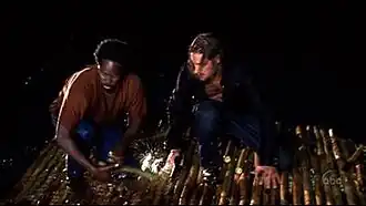 Майкл и Сойер на разрушенном плоту