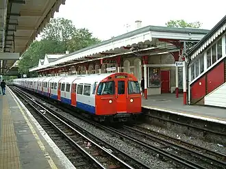 Состав на станции «Харроу & Уэлдстон», 2004