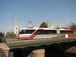 Вид сбоку спереди