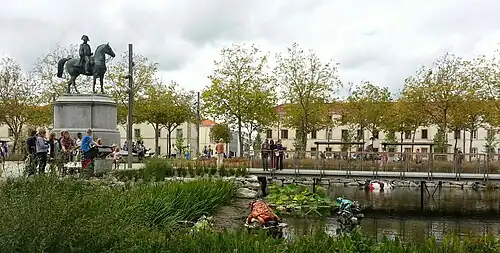 Памятник Наполеону в центре Ла-Рош-сюр-Йона, современный вид