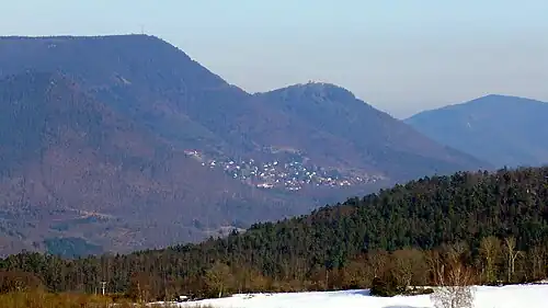 Вид на коммуну: вершина слева — скала Кукушка; сверху посредине Шлосберг с шато Франкенбург. Также видна часть коммуны Сент-Круа-о-Мин