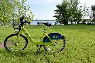 Велосипед на берегу озера Нокомис. 2016 года