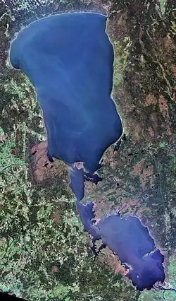 Спутниковый снимок Псковско-Чудского озера. Северная (верхняя по снимку) часть — Чудское озеро, южная — Псковское озеро.