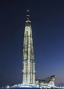 Апрель 2019 года. На здании через каждые 45 метров установлены белые заградительные огни