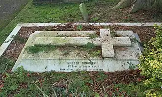 Могила 4-го графа Лукана на приходском кладбище Всех Святых, Лалехэм, Миддлсекс