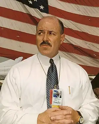 Бернард Керик на пресс-конференции по вопросу сбора Департаментом полиции Нью-Йорка улик на развалинах ВТЦ (2001 год)