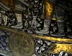 Гербы на сапогах сановников и геральдические лилии на льве.