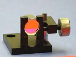 Диэлектрическое зеркало используется в перестраиваемых лазерах. С центральной длиной волны 600 нм и шириной полосы 100 нм покрытие полностью отражает оранжевую конструкционную бумагу, но отражает только красноватые оттенки синей бумаги.