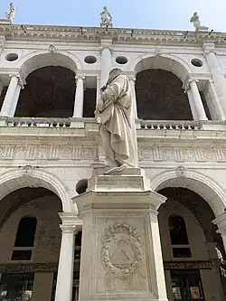 Памятник на фоне Базилики