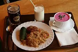 Обед из «холодного» супа, тушёной капусты, котлеты, огурца, кефира и кваса