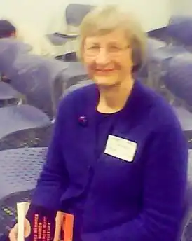 Лорел Тэтчер Ульрих, держащая экземпляр своей книги Well-Behaved Women Seldom Make History, 27 октября 2008 года