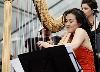 Арфистка с классической арфой