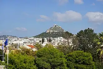 Ликавитос возвышается над городскими кварталами Афин