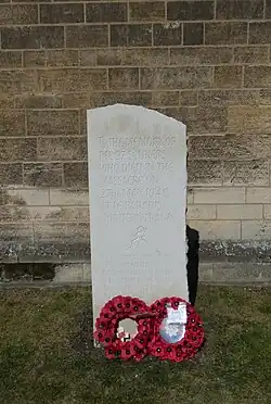 Памятник жертвам резни в Ле-Парадиз, открытый в 2021 году в Нориджском соборе