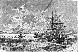 Французский корабль «Орн» перед проливом Хоникулу в 1874 или 1875 году. Слева видны обломки корабля «Эрмитт», потерпевшего крушение при ударе о рифы 29 июня 1874 года.