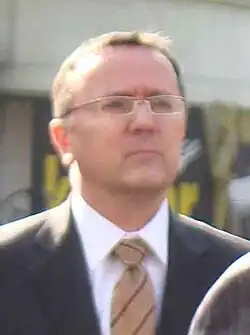 Мариуш Казана сопровождает Леха Качиньского в Цешине 12 октября 2008 года