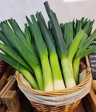 Ложные стебли лука-порея в супермаркете