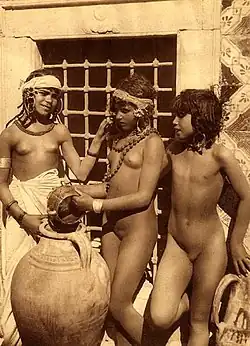 Молодые девушки наливают воду, около 1910 г.