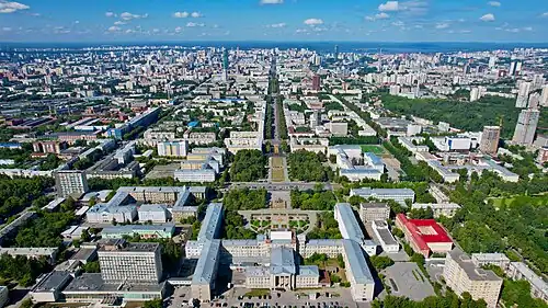 Площадь на ближнем плане